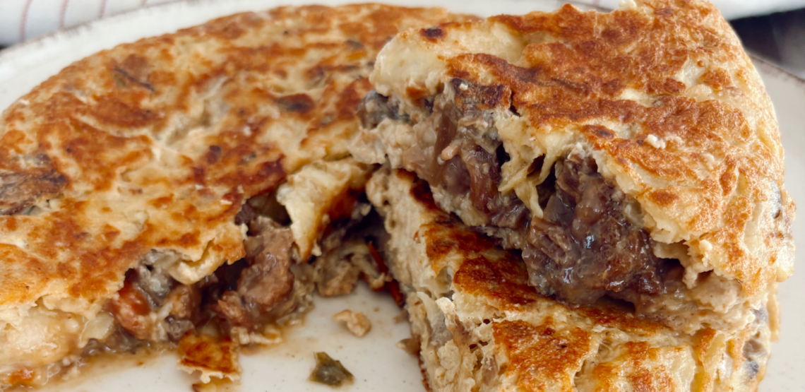 tortilla con patatas fritas de bolsa y carrilleras